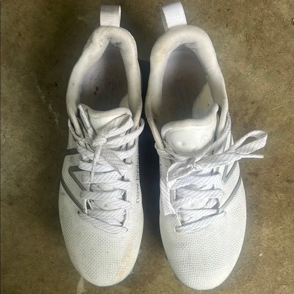 New Balance White Sneakers Sleek Design - Picture 3 of 4